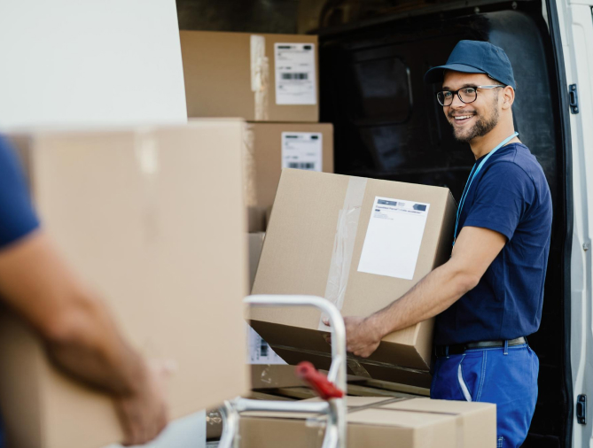 Déménageur EBL Déménagement effectuant un déménagement professionnel à Bois-des-Filion