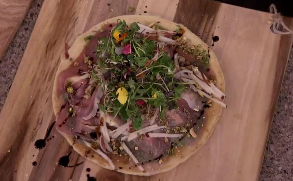 Skillet pizza with Brie, prosciutto, pistachio pesto‎ and pear