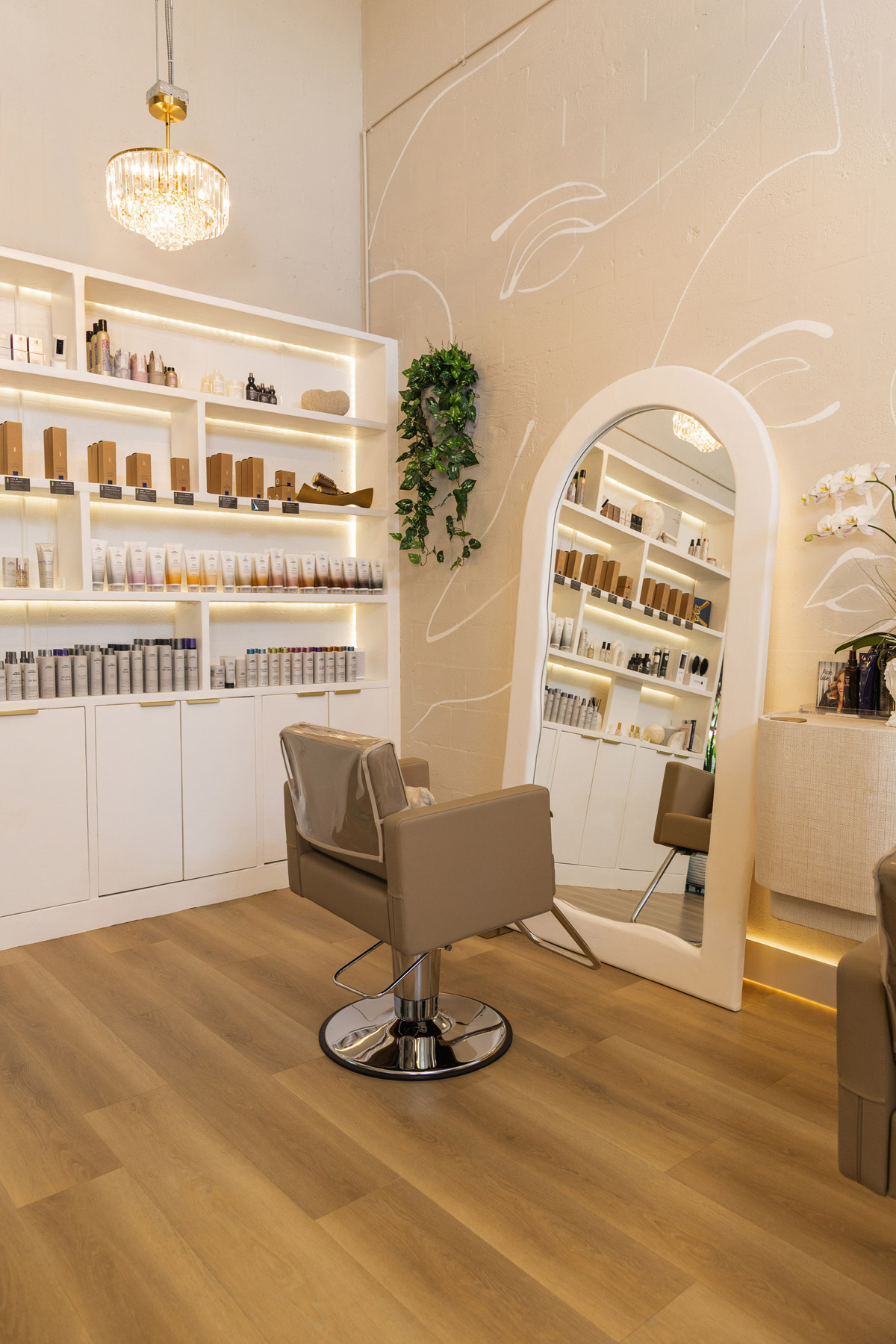 Hair salon chair with products